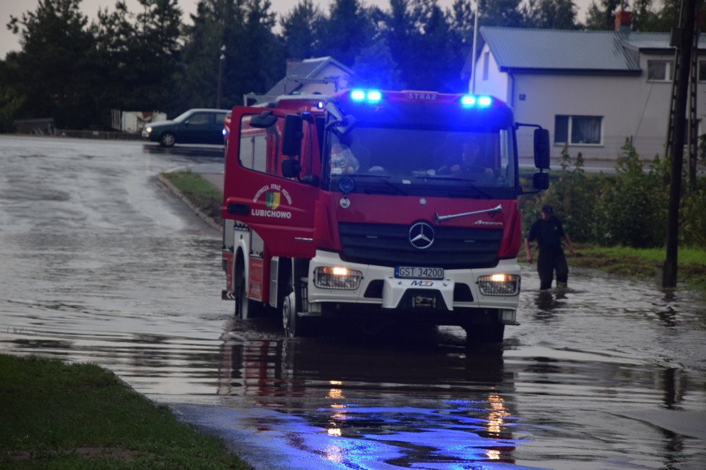 Ulewa w Zblewie,połamane drzewa,zalane domy