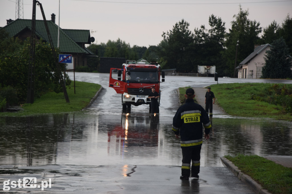 Ulewa w Zblewie,połamane drzewa,zalane domy