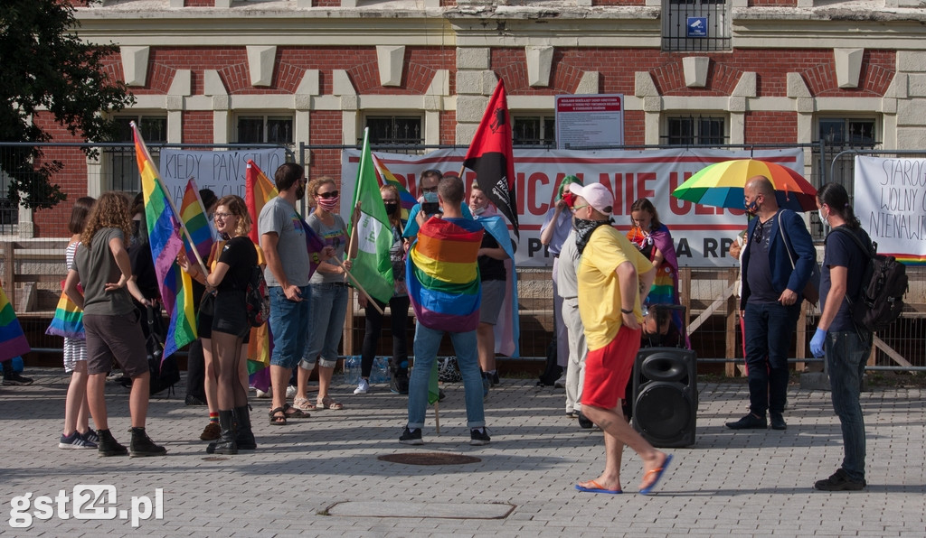 PROTEST ŚRODOWISK LGBT NA STAROGARDZKIM RYNKU