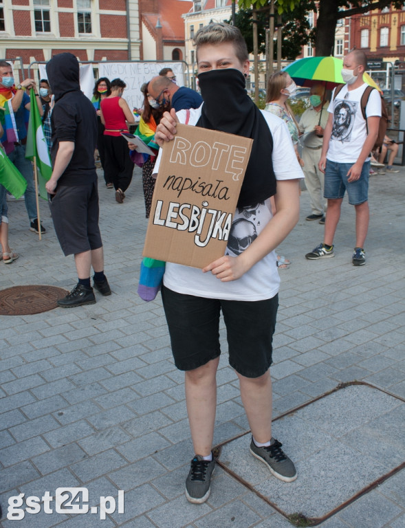 PROTEST ŚRODOWISK LGBT NA STAROGARDZKIM RYNKU