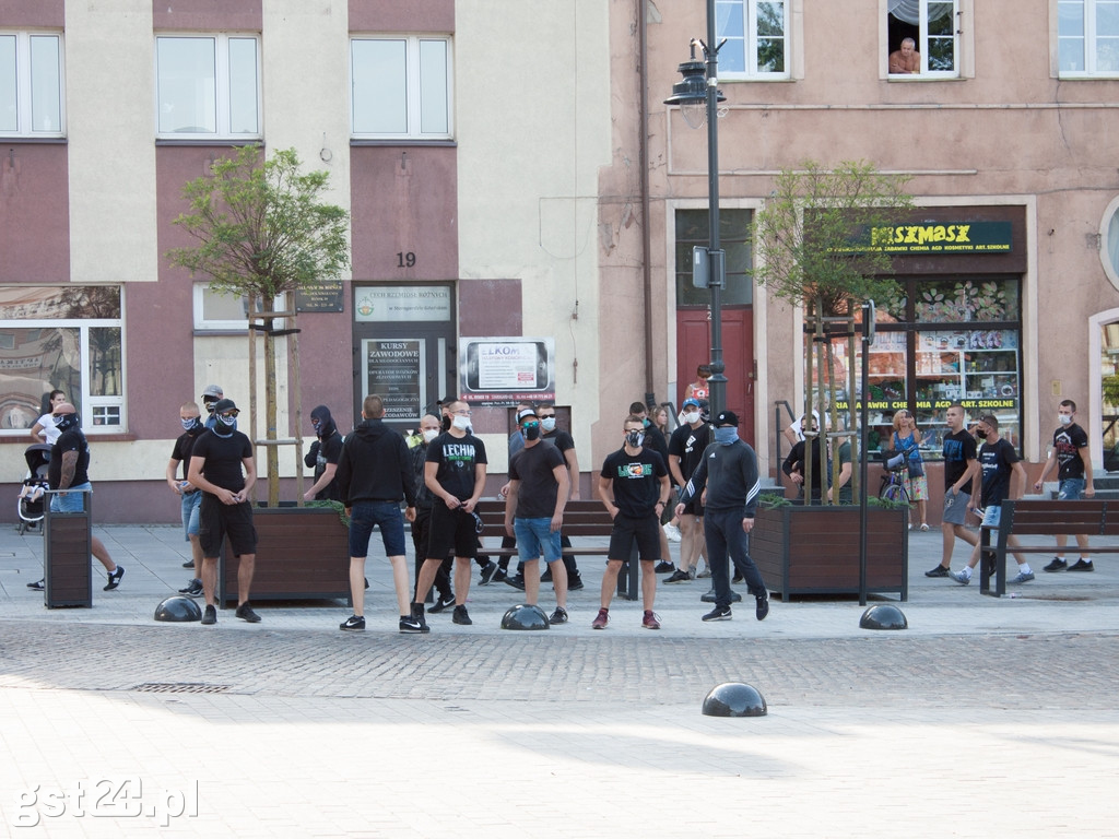 PROTEST ŚRODOWISK LGBT NA STAROGARDZKIM RYNKU