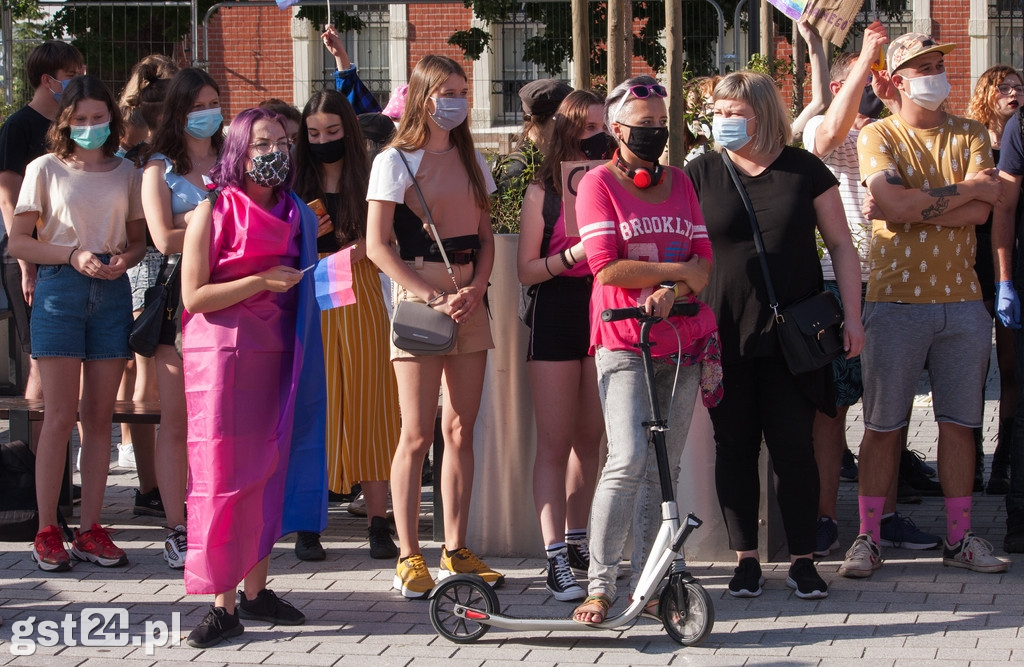 PROTEST ŚRODOWISK LGBT NA STAROGARDZKIM RYNKU