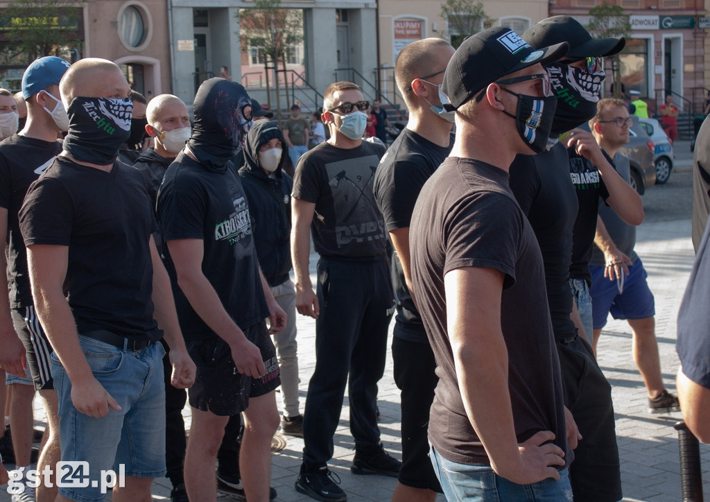 PROTEST ŚRODOWISK LGBT NA STAROGARDZKIM RYNKU