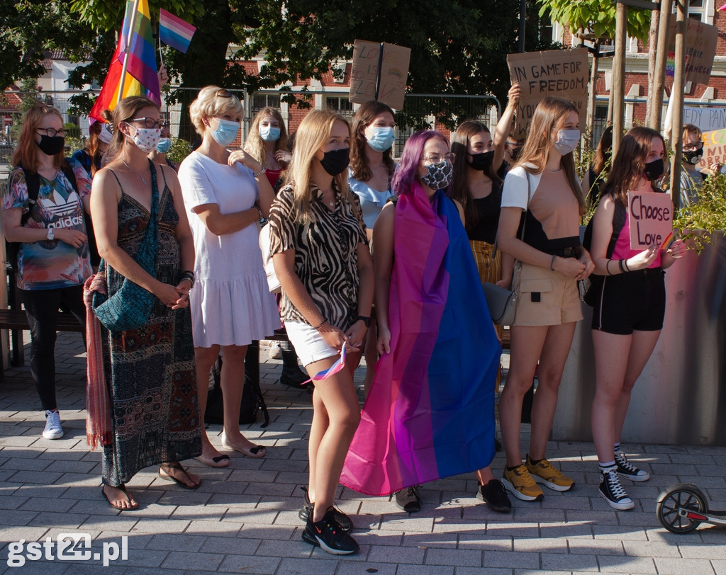 PROTEST ŚRODOWISK LGBT NA STAROGARDZKIM RYNKU