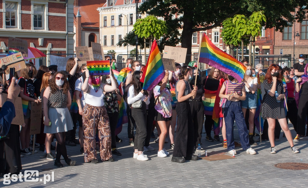 PROTEST ŚRODOWISK LGBT NA STAROGARDZKIM RYNKU