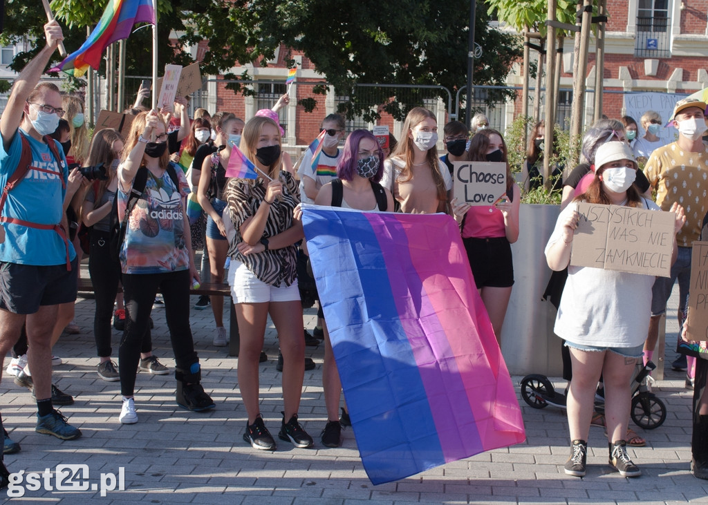 PROTEST ŚRODOWISK LGBT NA STAROGARDZKIM RYNKU