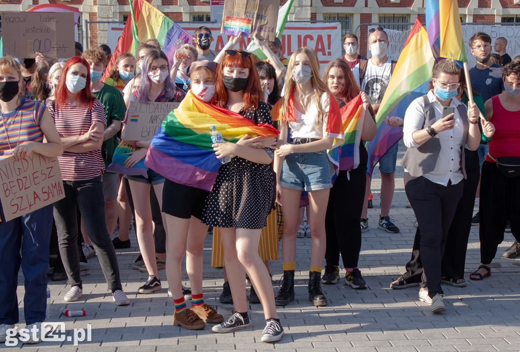 PROTEST ŚRODOWISK LGBT NA STAROGARDZKIM RYNKU