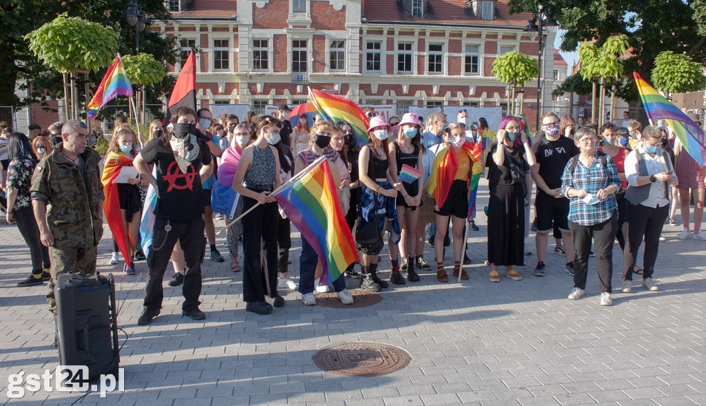PROTEST ŚRODOWISK LGBT NA STAROGARDZKIM RYNKU
