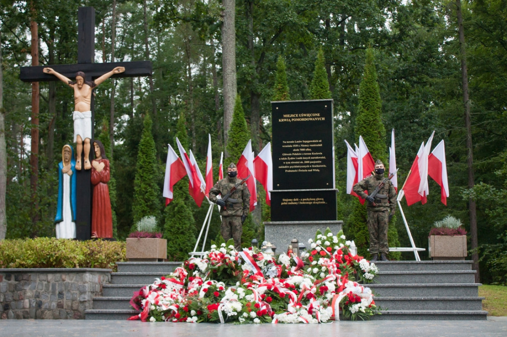 UCZCILI PAMIĘĆ POMORDOWANYCH W LESIE SZPĘGAWSKIM