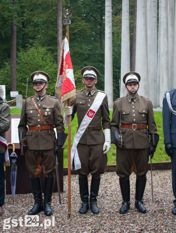 UCZCILI PAMIĘĆ POMORDOWANYCH W LESIE SZPĘGAWSKIM