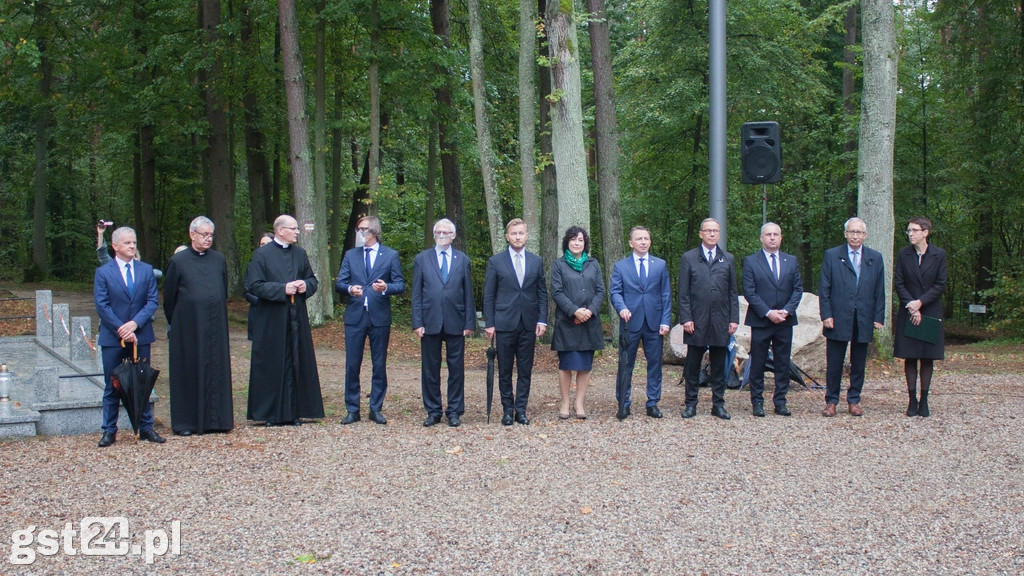 UCZCILI PAMIĘĆ POMORDOWANYCH W LESIE SZPĘGAWSKIM