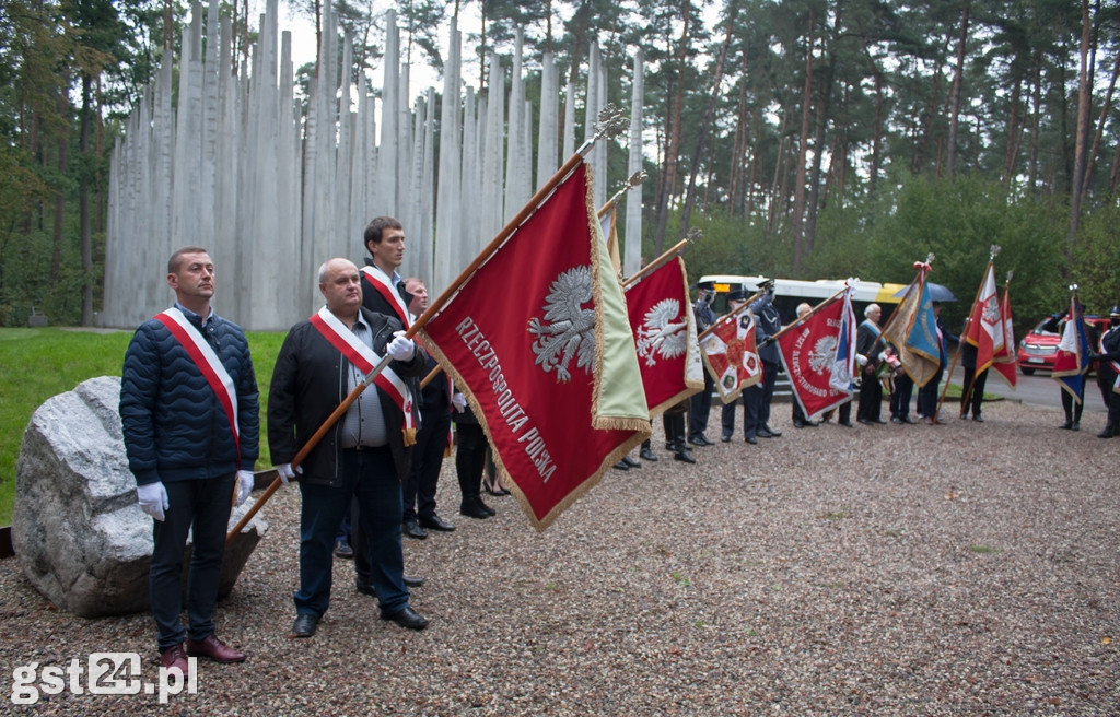 UCZCILI PAMIĘĆ POMORDOWANYCH W LESIE SZPĘGAWSKIM