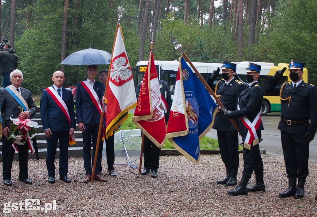 UCZCILI PAMIĘĆ POMORDOWANYCH W LESIE SZPĘGAWSKIM