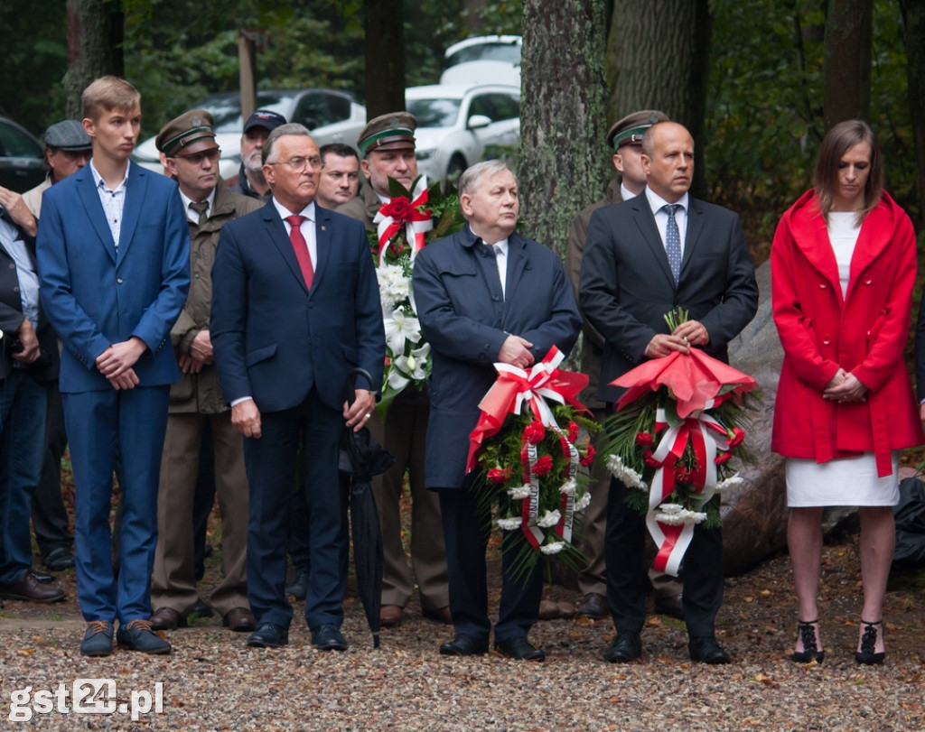UCZCILI PAMIĘĆ POMORDOWANYCH W LESIE SZPĘGAWSKIM