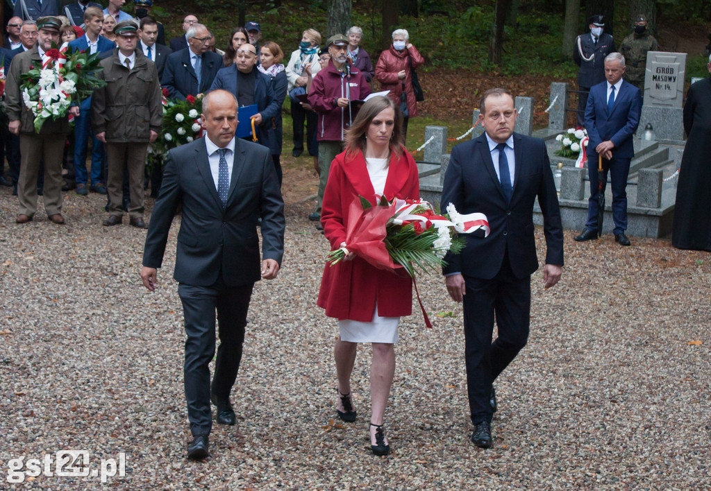 UCZCILI PAMIĘĆ POMORDOWANYCH W LESIE SZPĘGAWSKIM
