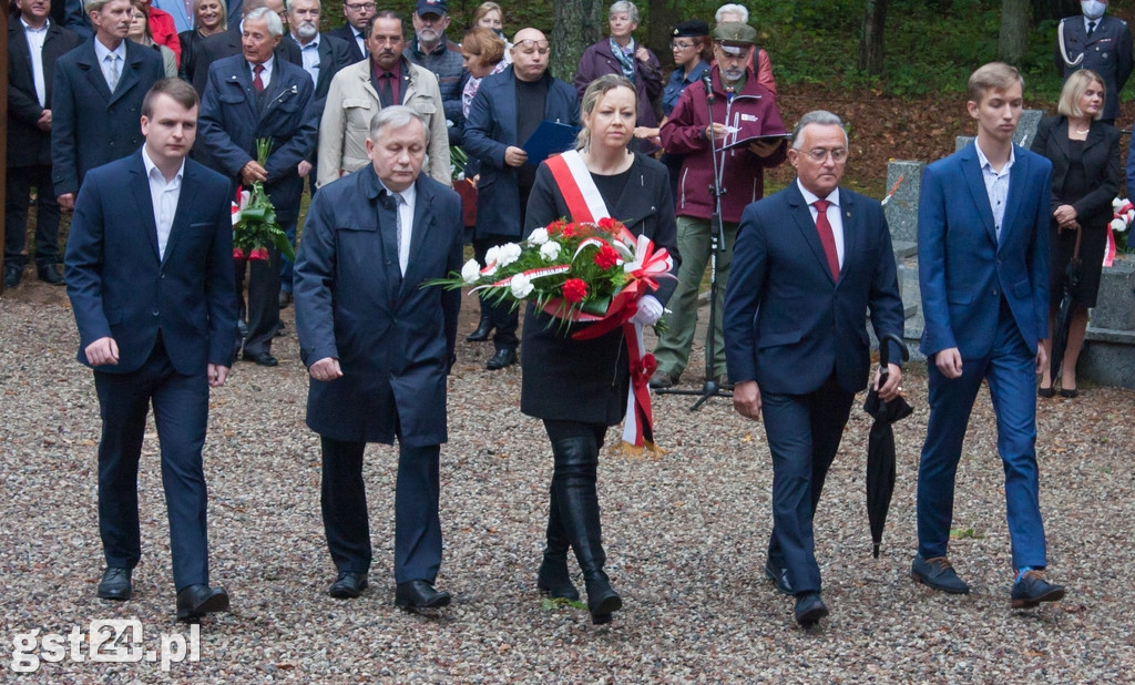 UCZCILI PAMIĘĆ POMORDOWANYCH W LESIE SZPĘGAWSKIM