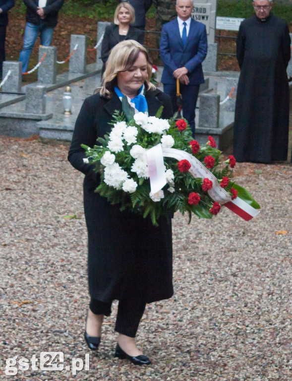 UCZCILI PAMIĘĆ POMORDOWANYCH W LESIE SZPĘGAWSKIM