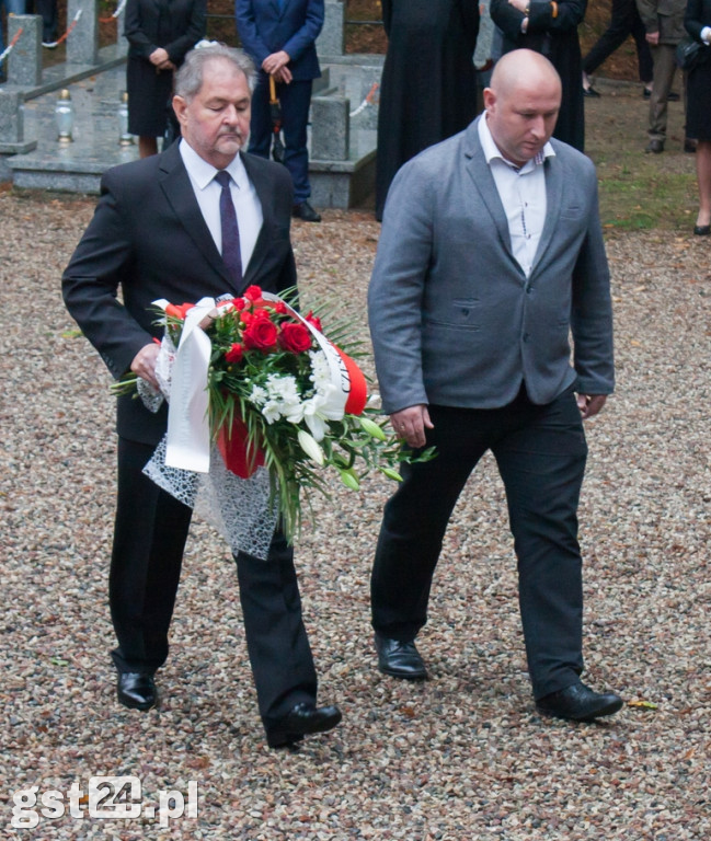 UCZCILI PAMIĘĆ POMORDOWANYCH W LESIE SZPĘGAWSKIM