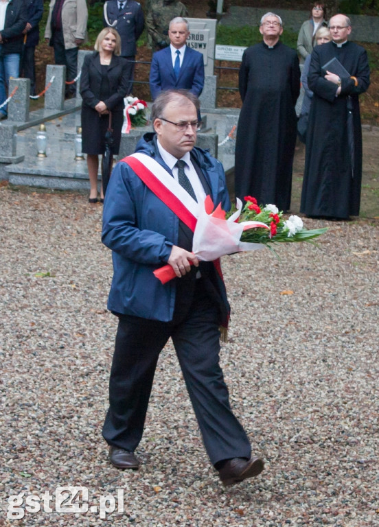 UCZCILI PAMIĘĆ POMORDOWANYCH W LESIE SZPĘGAWSKIM