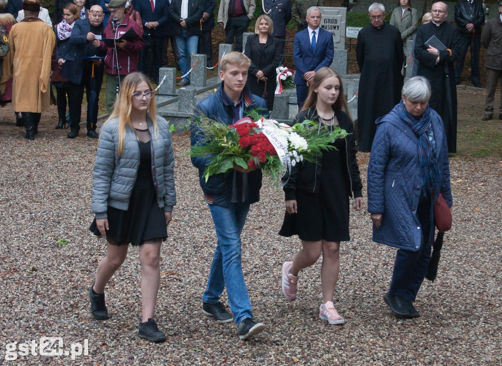 UCZCILI PAMIĘĆ POMORDOWANYCH W LESIE SZPĘGAWSKIM