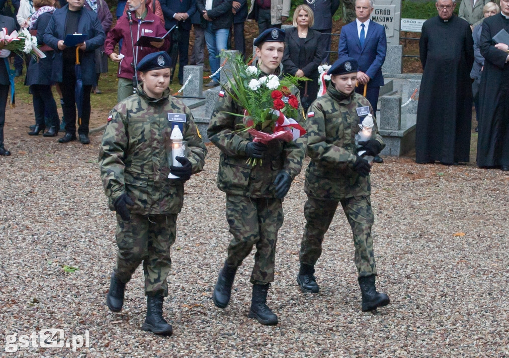 UCZCILI PAMIĘĆ POMORDOWANYCH W LESIE SZPĘGAWSKIM