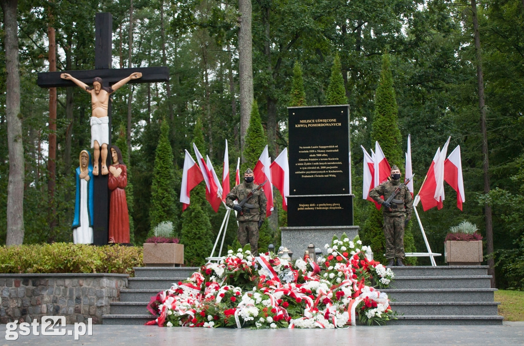 UCZCILI PAMIĘĆ POMORDOWANYCH W LESIE SZPĘGAWSKIM