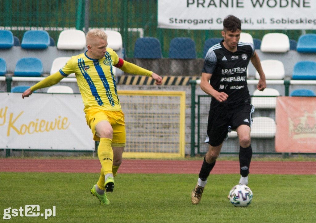 Zacięty Mecz Piłkarzy KP Starogard - Elana Toruń