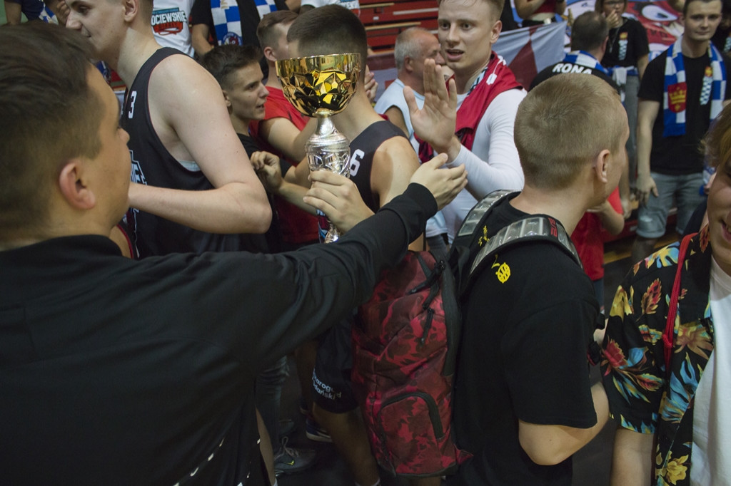 KOCIEWSKIE DIABŁY Z PUCHAREM PREZYDENTA MIASTA