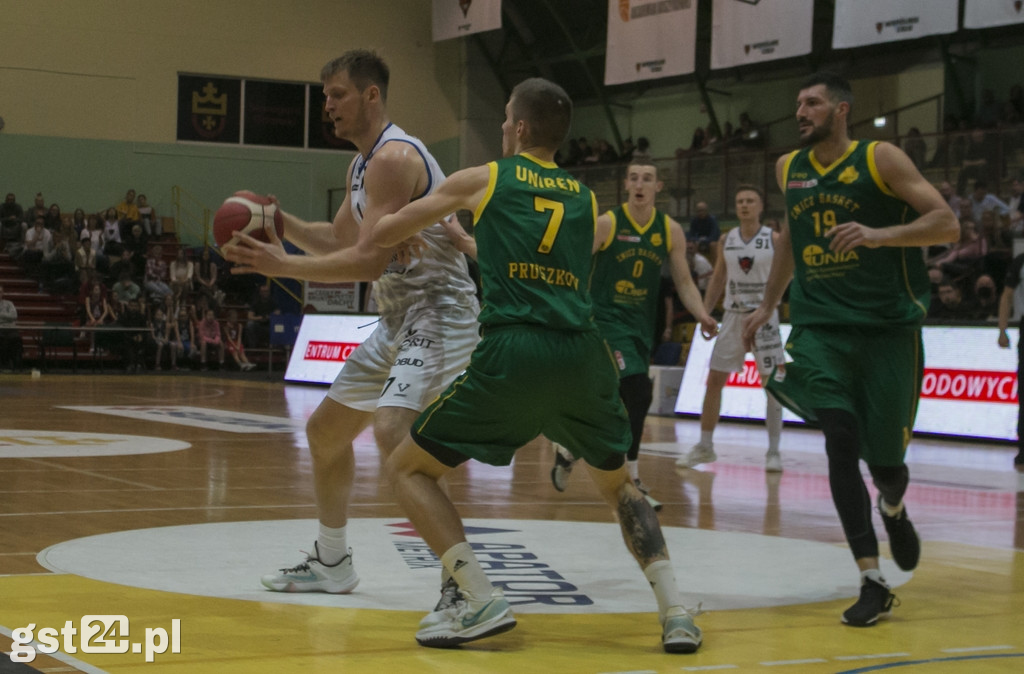 KOCIEWSKIE DIABŁY POKONAŁY ZNICZ BASKET PRUSZKÓW