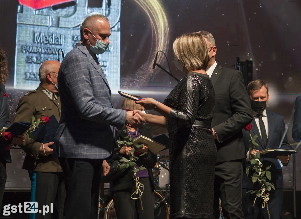 WRĘCZENIE MEDALI ZA ZASŁUGI DLA MIASTA