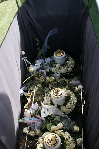 Adaś, Laura i Emilka pochowani w jednym grobie.-624
