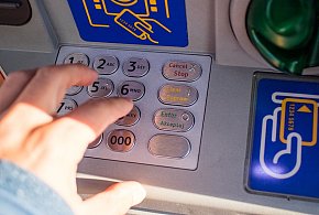 Z kont znikały pieniądze. Policja i bank badają ogólnopolski incydent-11565
