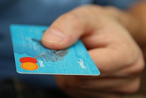 Fiskus skontroluje płatności kartą Polaków? Resort zabiera głos-11681