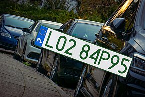 Tablice z zielonymi napisami na kolejnych autach. Nie chodzi o "elektryki"-11861