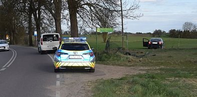 Uciekał przed policją i rozbił auto