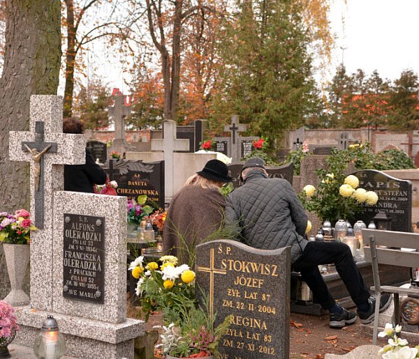 Savoir-vivre na 1 listopada. Jak się zachować podczas wizyty na cmentarzu?-11593