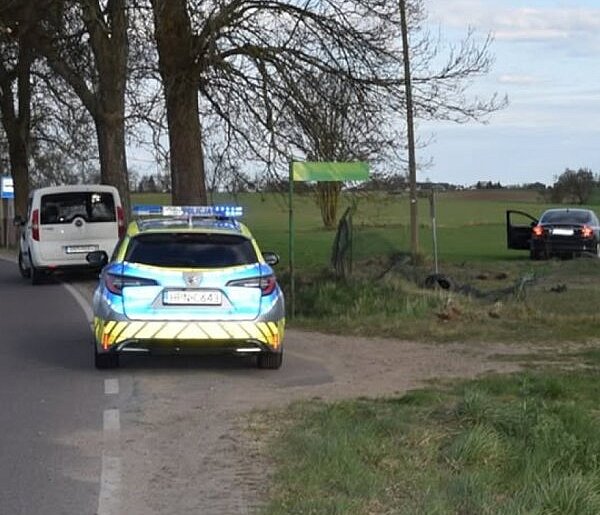 Uciekał przed policją i rozbił auto