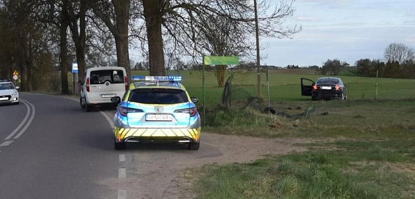 Uciekał przed policją i rozbił auto